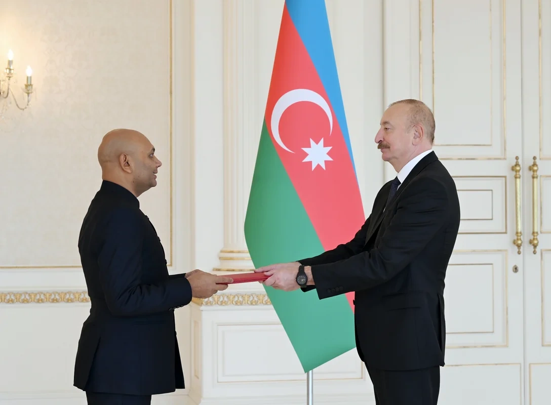 İlham Əliyev Hindistanın ölkəmizə yeni təyin olunmuş səfirini qəbul edib - FOTO