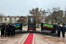 Qroznıda AZAL-a məxsus təyyarə qəzaya uğrayarkən həlak olanlara ithaf edilən xatirə daşının açılışı olub - FOTO