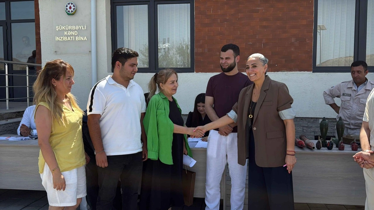 Növbəti köç Şükürbəyli kəndinə çatdı: Ailələrə evlərin açarları təqdim edildi - FOTO