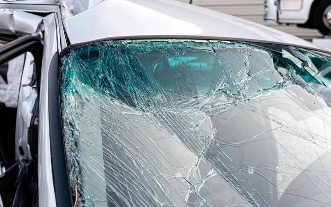 Bakıda "Prius” dəmir maneəyə çırpıldı - Sürücü öldü