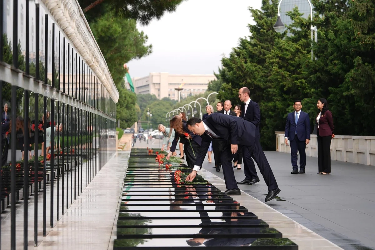MDB Məşvərət Şurasının iştirakçıları Fəxri xiyabanı və Şəhidlər xiyabanını ziyarət ediblər - FOTO
