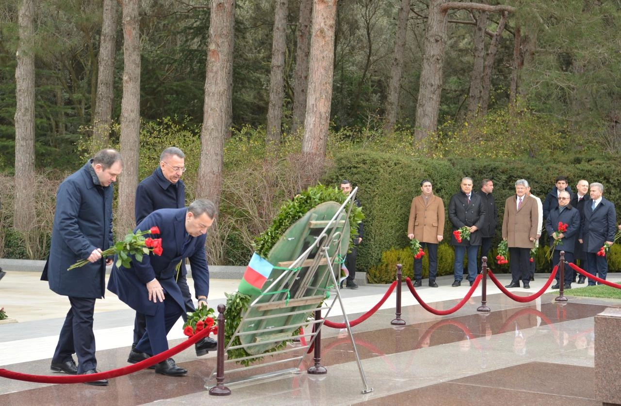 Türkiyə və Gürcüstan parlamentlərinin Xarici əlaqələr komitələrinin üzvləri Fəxri xiyabanı və Zəfər parkını ziyarət ediblər - FOTO