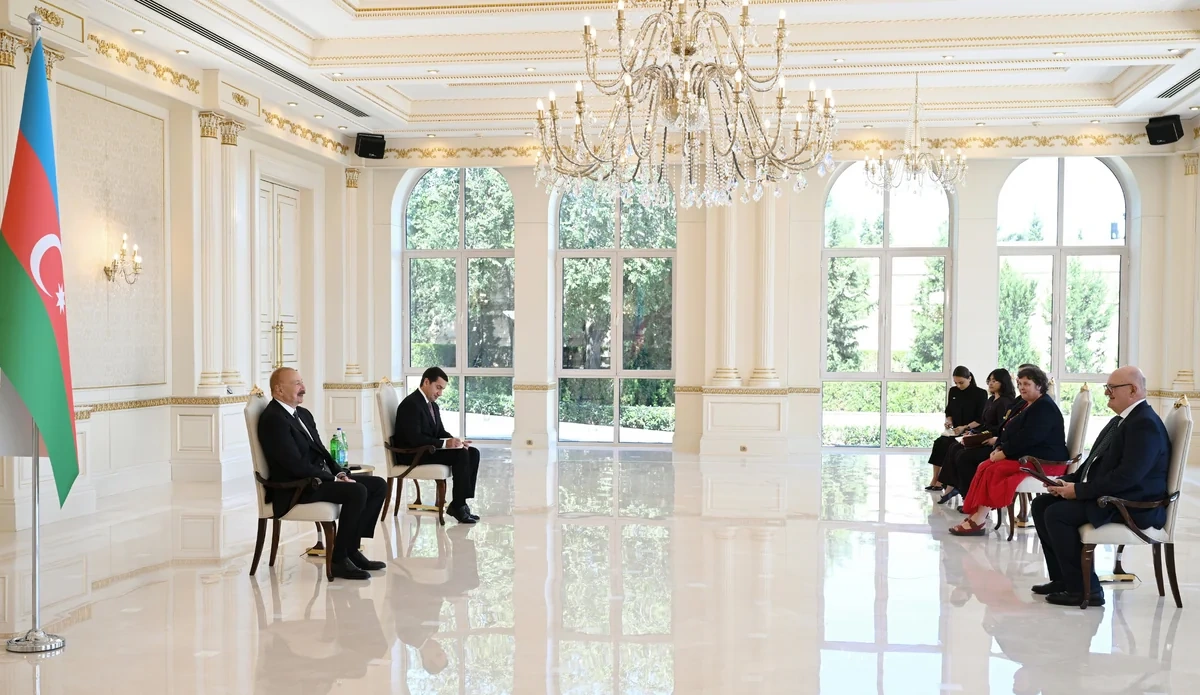 İlham Əliyev Böyük Britaniyanın yeni səfirinin etimadnaməsini qəbul etdi - FOTO