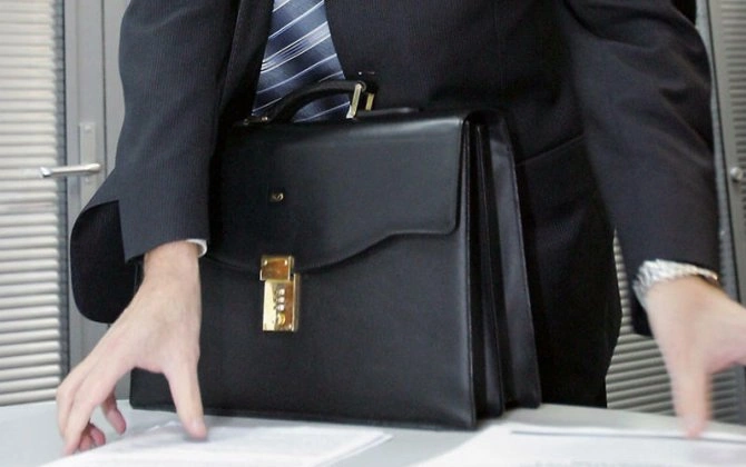 İcra başçısı iki nəfəri işdən çıxardı - Özünə yeni sürücü təyin etdi
