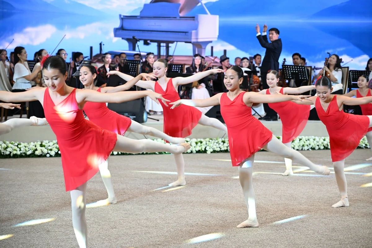 Mehriban Əliyeva Bişkekdə dekorativ-tətbiqi sənət ustalarının əl işlərindən ibarət sərgi ilə tanış oldu - FOTO