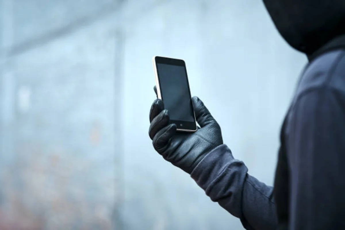 Telefon oğurladı, satıb pulunu nənəsinə xərclədi