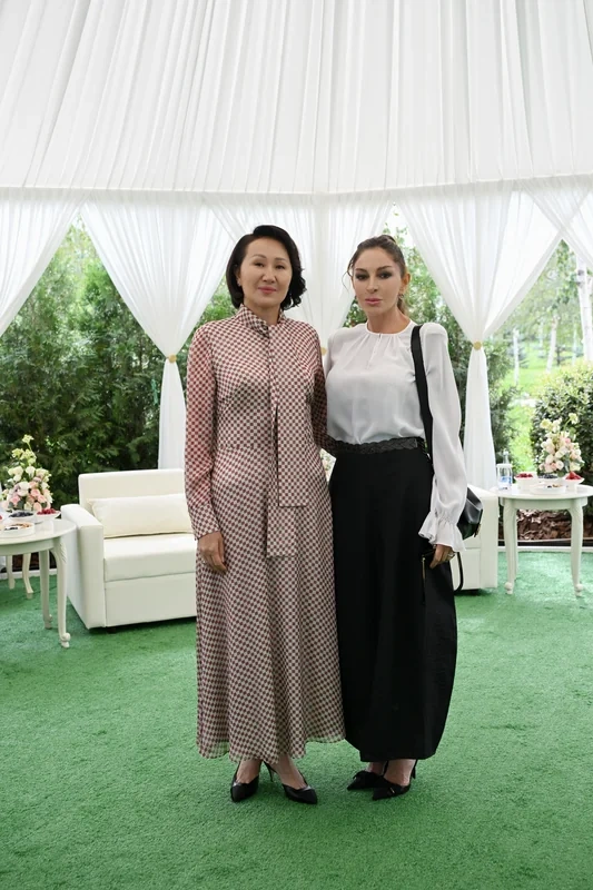 Mehriban Əliyeva Bişkekdə dekorativ-tətbiqi sənət ustalarının əl işlərindən ibarət sərgi ilə tanış oldu - FOTO