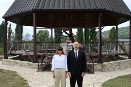 Prezidentlə xanımı Pir Ömər Sultan ziyarətgahında aparılan işlərlə tanış oldular - YENİLƏNİB - FOTO