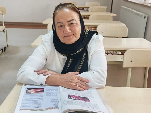 63 yaşlı nənə 16 yaşlı nəvəsi ilə eyni liseydə oxuyur - FOTO
