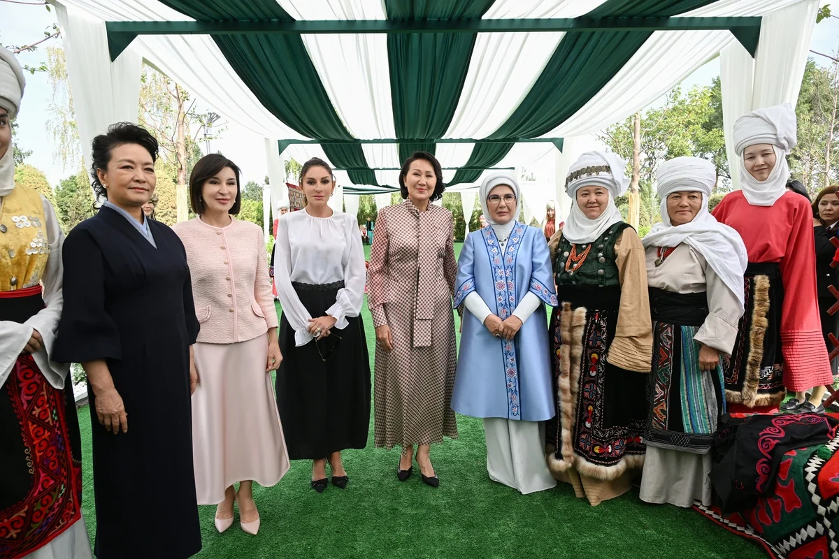 Mehriban Əliyeva Bişkekdə dekorativ-tətbiqi sənət ustalarının əl işlərindən ibarət sərgi ilə tanış oldu - FOTO