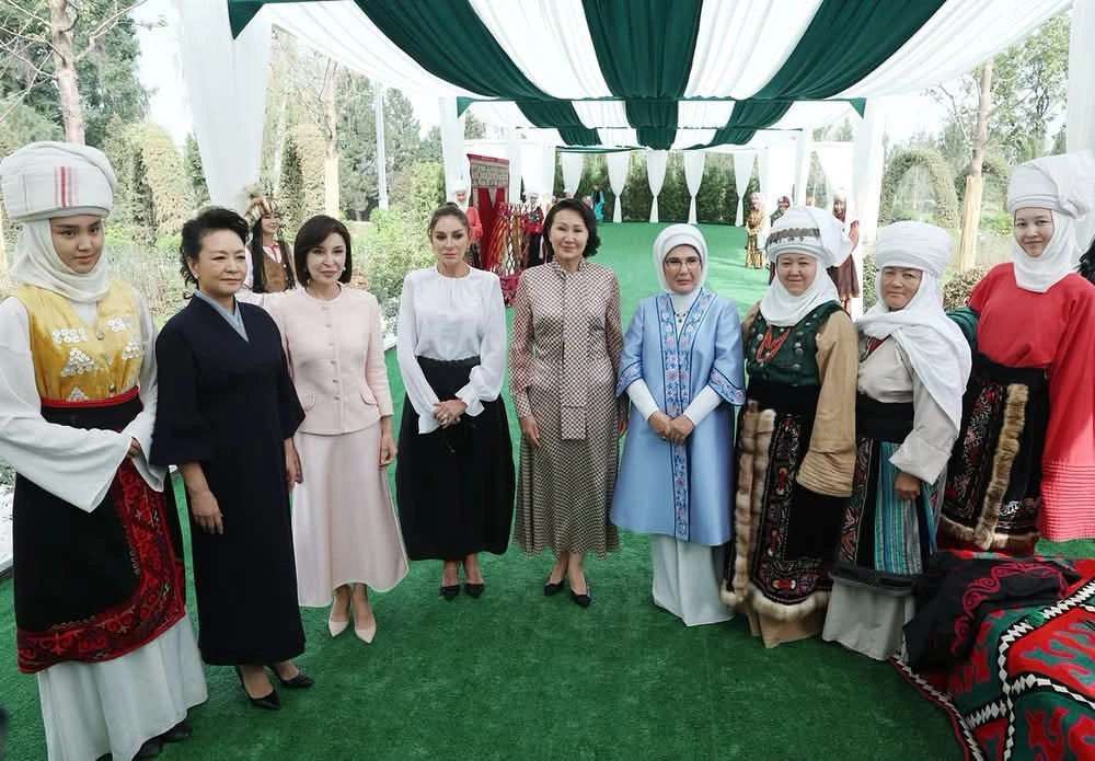 Mehriban Əliyeva Bişkekdə əl işləri sərgisini ziyarət edib - FOTO