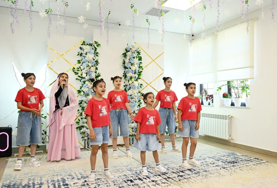 Leyla Əliyeva Şəkidə Uşaq evi sosial xidmət müəssisəsinin sakinləri ilə görüşdü – FOTO