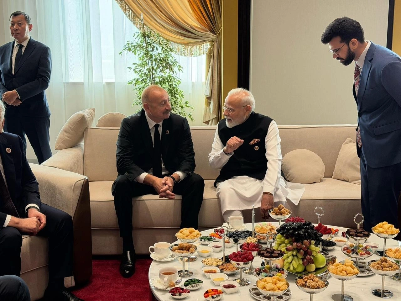 İlham Əliyev Bişkekdə Narendra Modi ilə söhbət etdi - FOTO