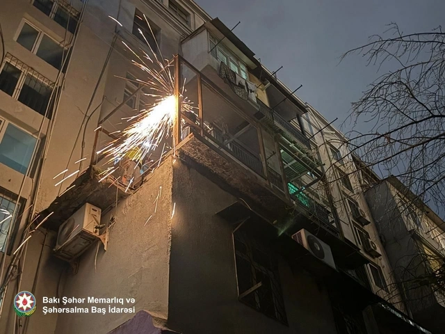 Bakıda yaşayış binasının daxili fasad hissəsində özbaşına artırma işlərinin qarşısı alınıb - FOTO