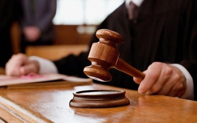 Tanışına balta və dəryazla xəsarət yetirən 10 uşaq atasına hökm oxundu