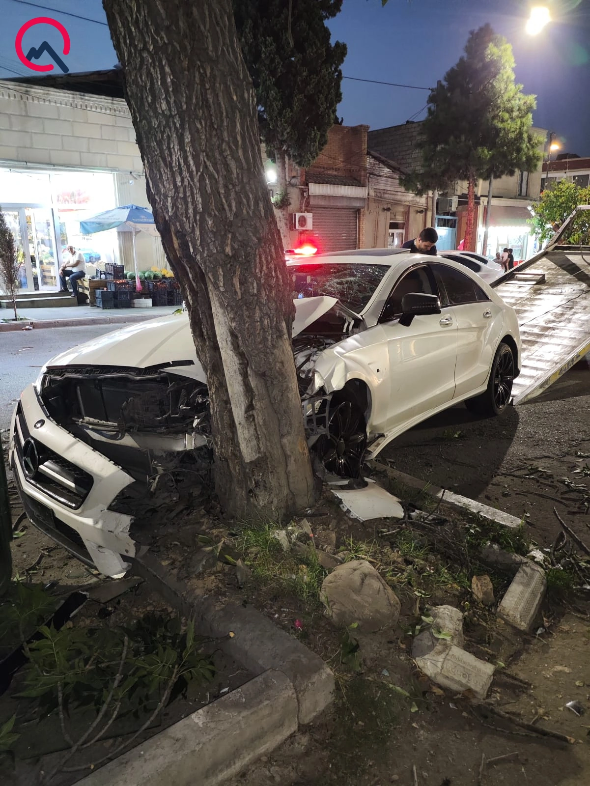 İdarəetməni itirib “Mercedes”i ağaca çırpdı - Yaralanan var