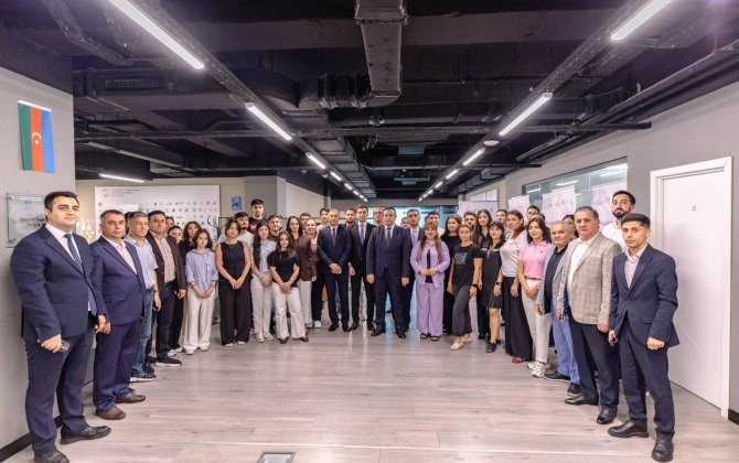 “Gənclər təşkilatları və gənclər üçün inkişaf, innovasiya və sosial təşəbbüslər üzrə qrant müsabiqəsi”nin qalibləri ilə görüş keçirilib - FOTO
