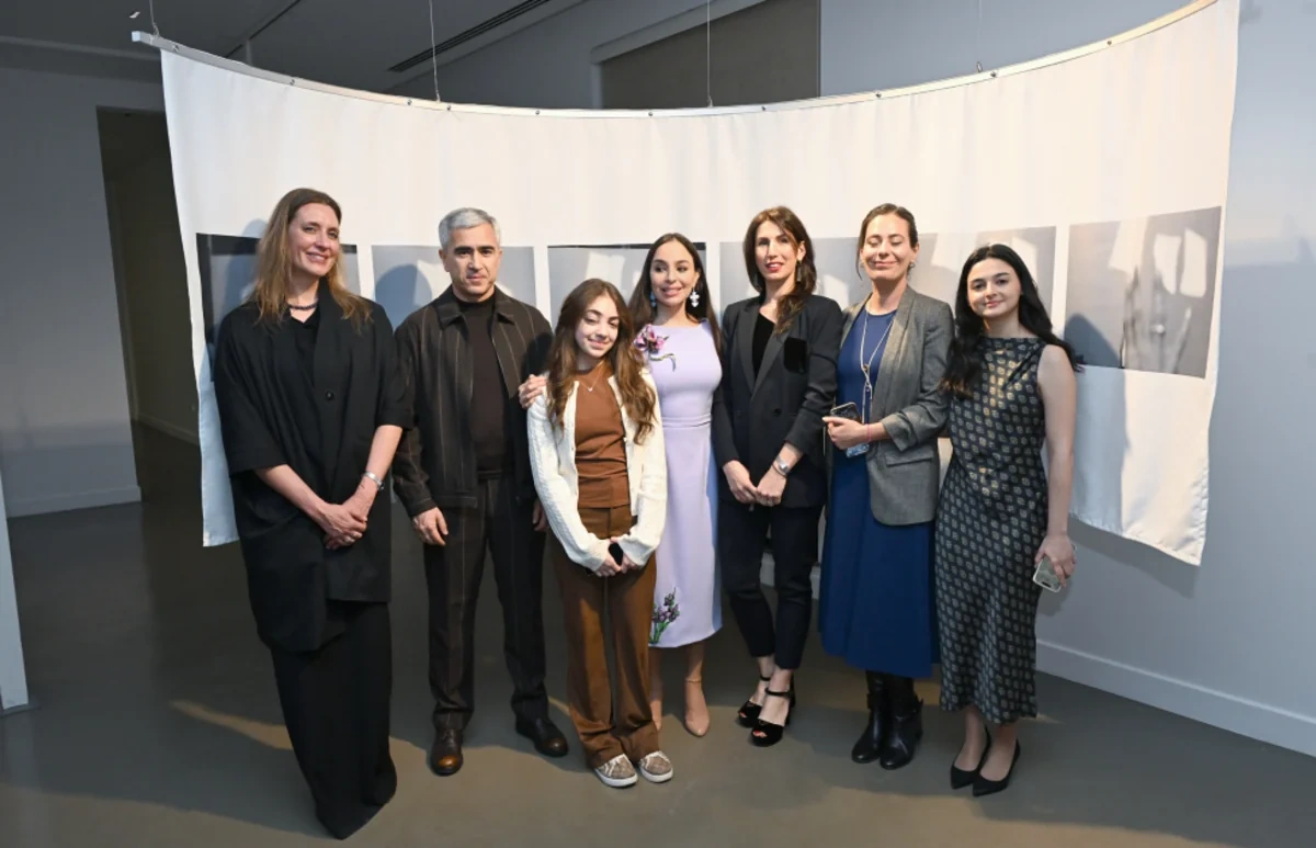 Leyla Əliyeva "Mənzərəyə açılan ev" mövzusunda qrup sərgisində iştirak edib - FOTO