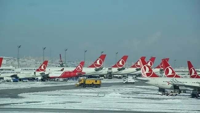 Güclü qar fırtınası İstanbulu iflic etdi - Uçuşlar ləğv edildi