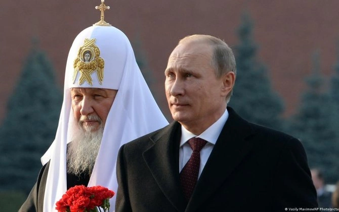 "Patriarx Kirill və Vladimir Putin rolları dəyişdirib" - "Deutsche Welle"