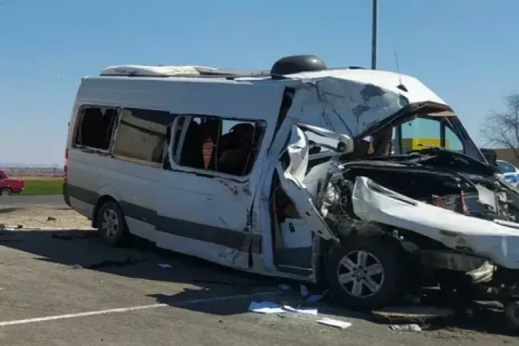 Yevlaxda mikroavtobus aşdı, 20-yə yaxın yaralı var