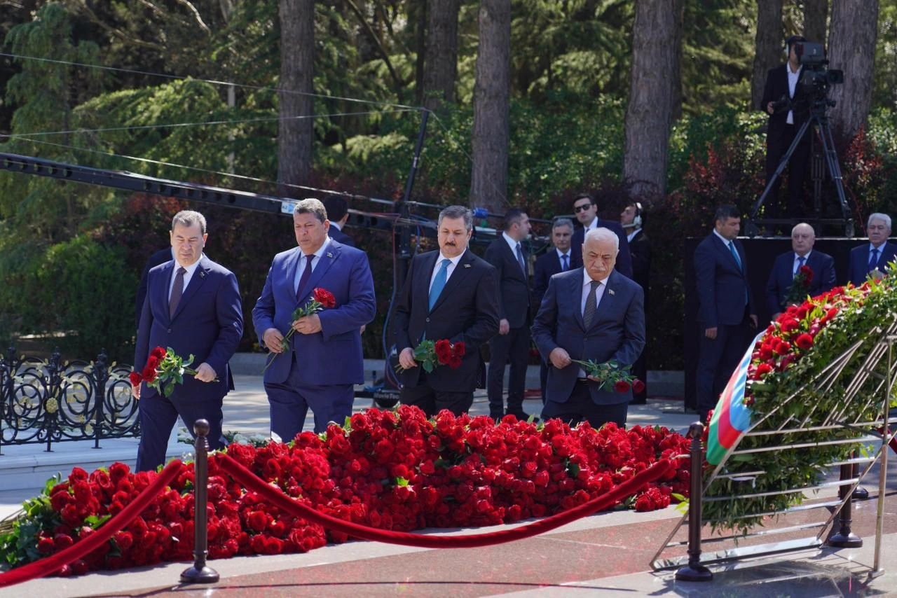 Milli Məclisin kollektivi Fəxri xiyabanı ziyarət etdi - FOTOLAR