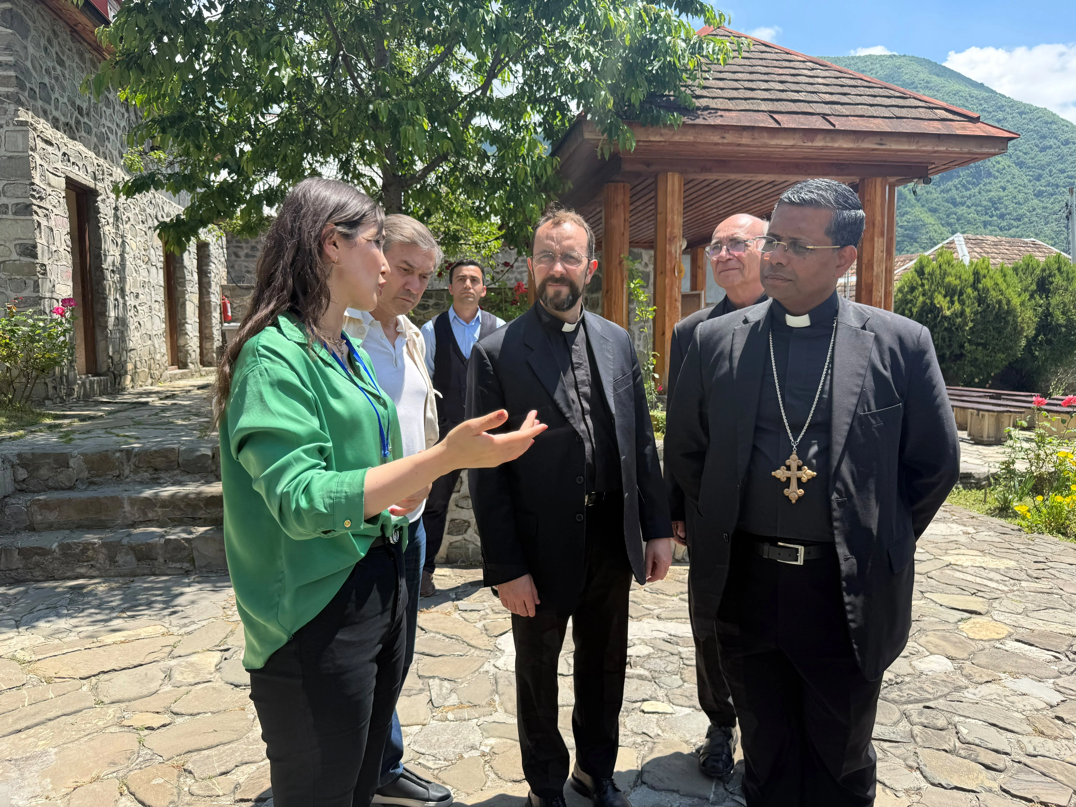 Kardinal Corc Kuvakad Şəkiyə səfər edib - FOTO