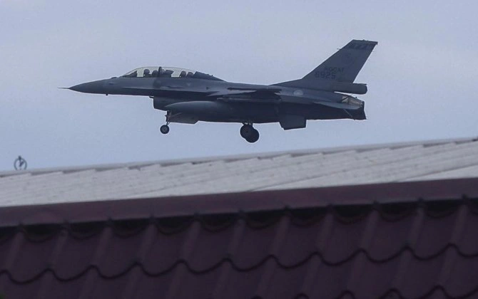 F-16 qırıcısı təlim uçuşu zamanı dənizə düşdü