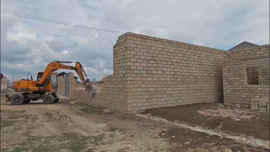 Gəncədə qanunsuz tikililər söküldü - FOTO/VİDEO