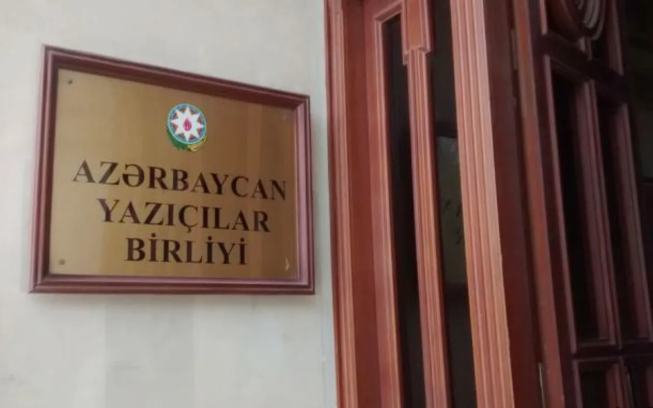 Yazıçılar Birliyinə qəbul müvəqqəti dayandırıldı