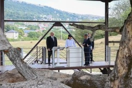Prezidentlə xanımı Pir Ömər Sultan ziyarətgahında aparılan işlərlə tanış oldular - YENİLƏNİB - FOTO