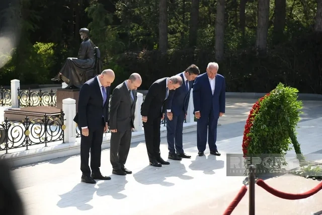 XİN-in kollektivi Zəfər parkı və Zəfər abidəsini ziyarət edib - YENİLƏNİB + FOTO