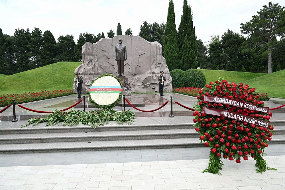 Müdafiə Nazirliyinin rəhbər heyəti Fəxri Xiyaban, Zəfər parkı və Hərbi Memorial Məzarlığı ziyarət etdi - FOTO/VİDEO