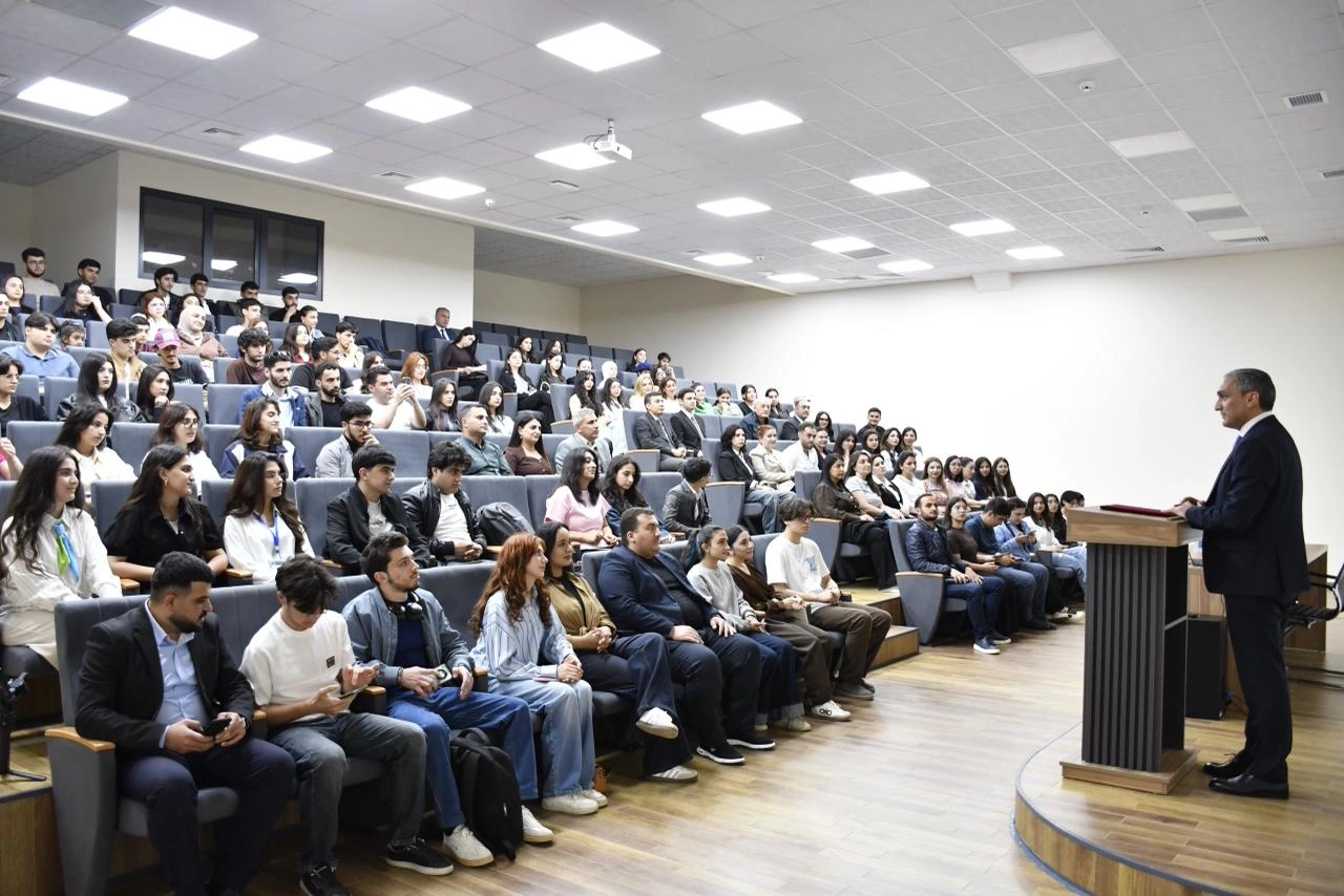 Fəxrəddin Manafov Qarabağ Universitetində tələbələrlə görüşdü - FOTO