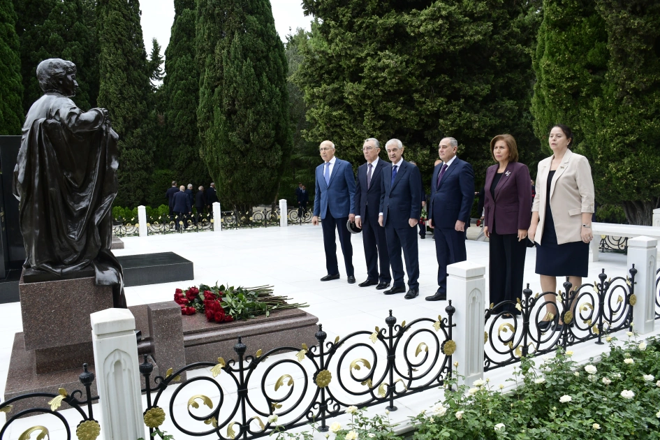YAP-ın VIII qurultayının nümayəndələri Heydər Əliyevin xatirəsini yad ediblər - FOTO