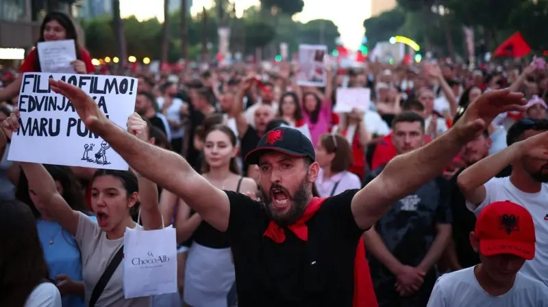 "Trampın kürəkəni Albaniyada dəbdəbəli kurort tikir: ölkədə kütləvi etirazlar başlayıb" - BBC