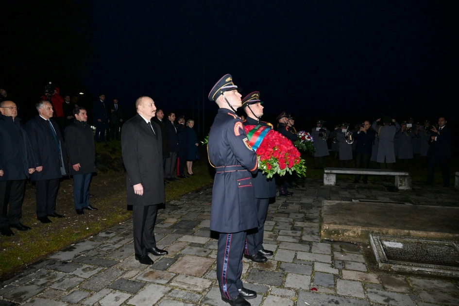 Azərbaycan və Slovakiya prezidentləri Bratislavada “Azadlıq Qapısı” abidəsini ziyarət ediblər - FOTO
