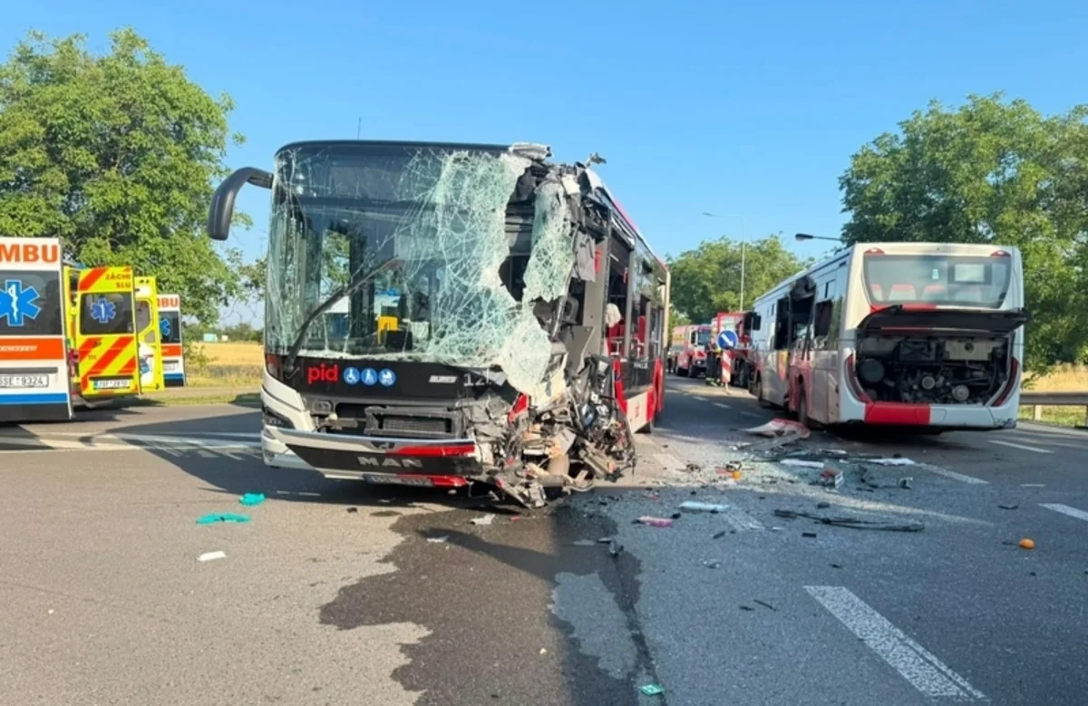 Praqa yaxınlığında avtobuslar toqquşdu: Xəsarət alanlardan birini helikopterlə apardılar - FOTO
