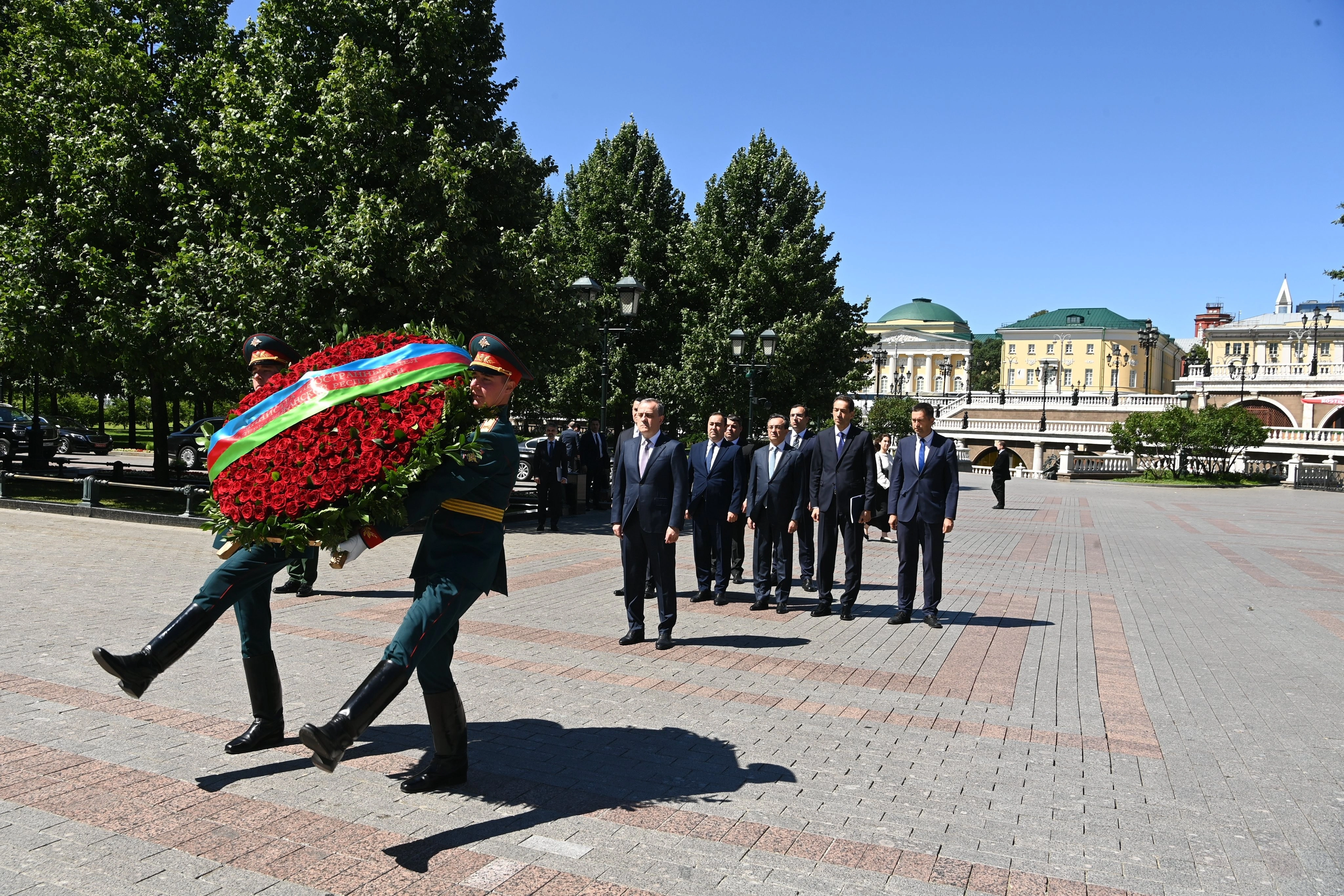 Ceyhun Bayramov Moskvada "Naməlum əsgər" məzarını ziyarət etdi - FOTO