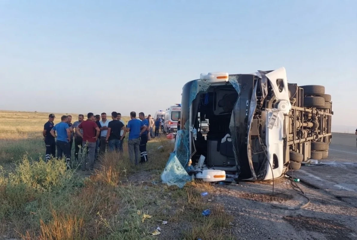 Yol Polisi Hacıqabulda baş verən avtobus qəzası ilə bağlı məlumat yayıb