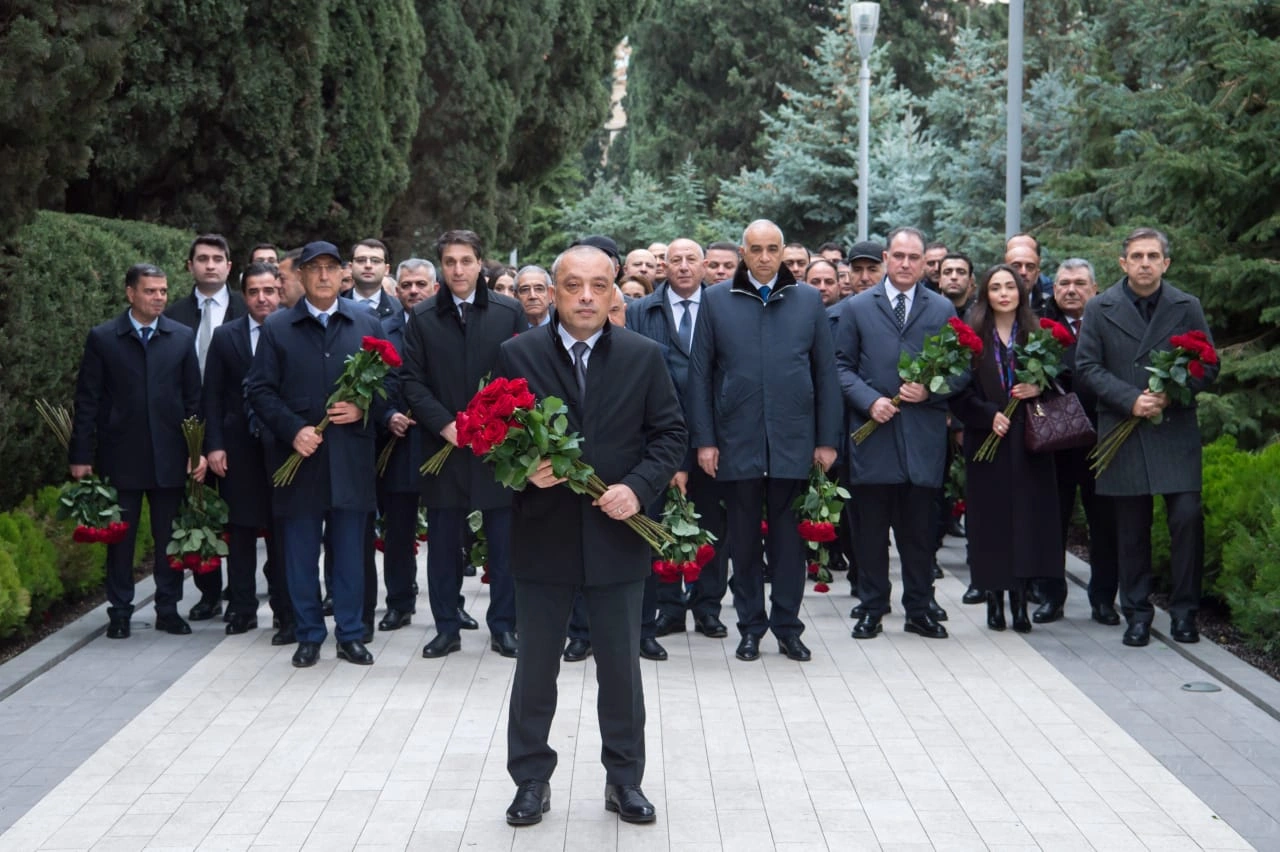 ADSEA kollektivi Fəxri xiyabanda Heydər Əliyevin xatirəsini andı - FOTO