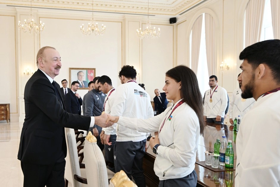 Prezident çempion olan güləşçiləri qəbul etdi - FOTOLAR