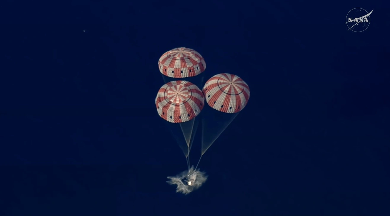 Ay orbitindən geri dönən ABŞ astronavtları uğurla eniş etdi...-FOTO+VİDEO