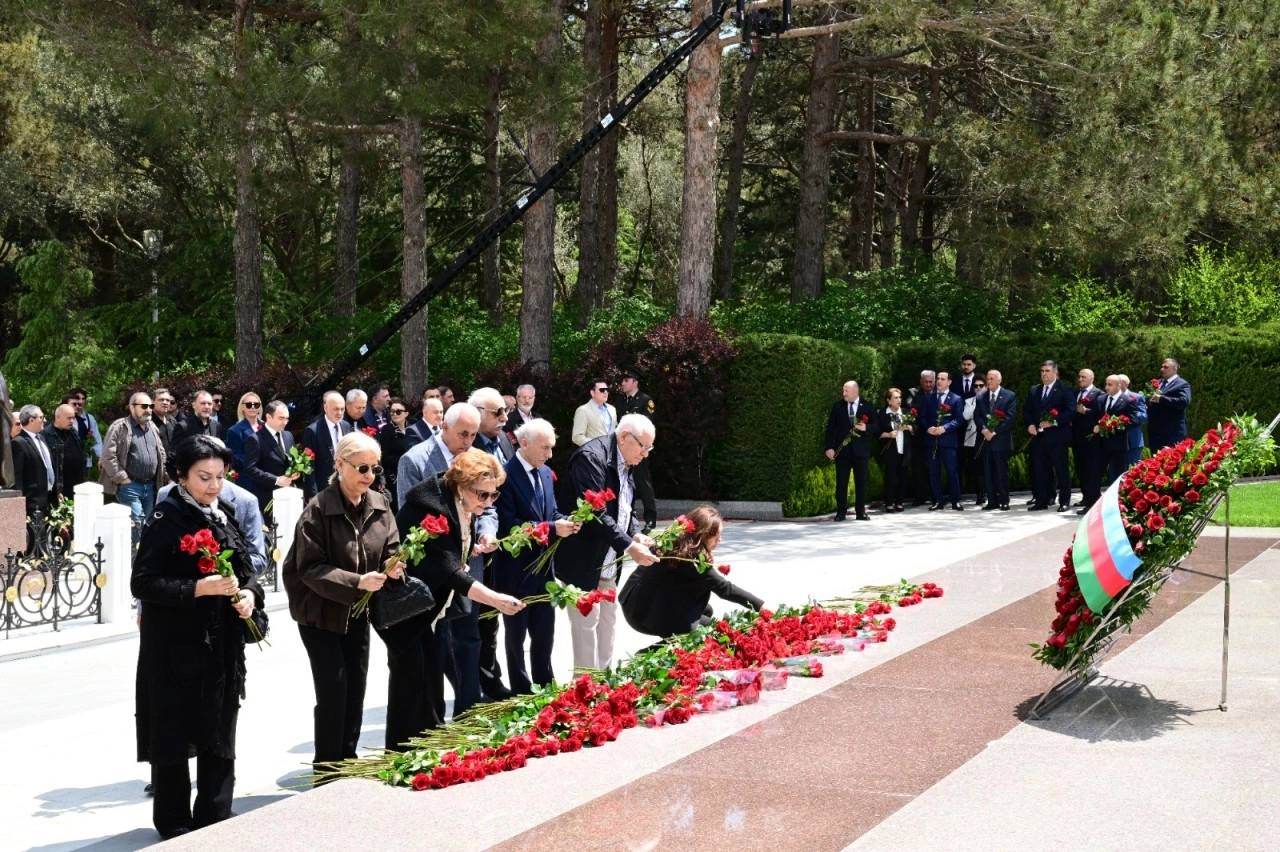 Mədəniyyət naziri və incəsənət xadimləri Ulu Öndərin məzarını ziyarət ediblər - FOTO