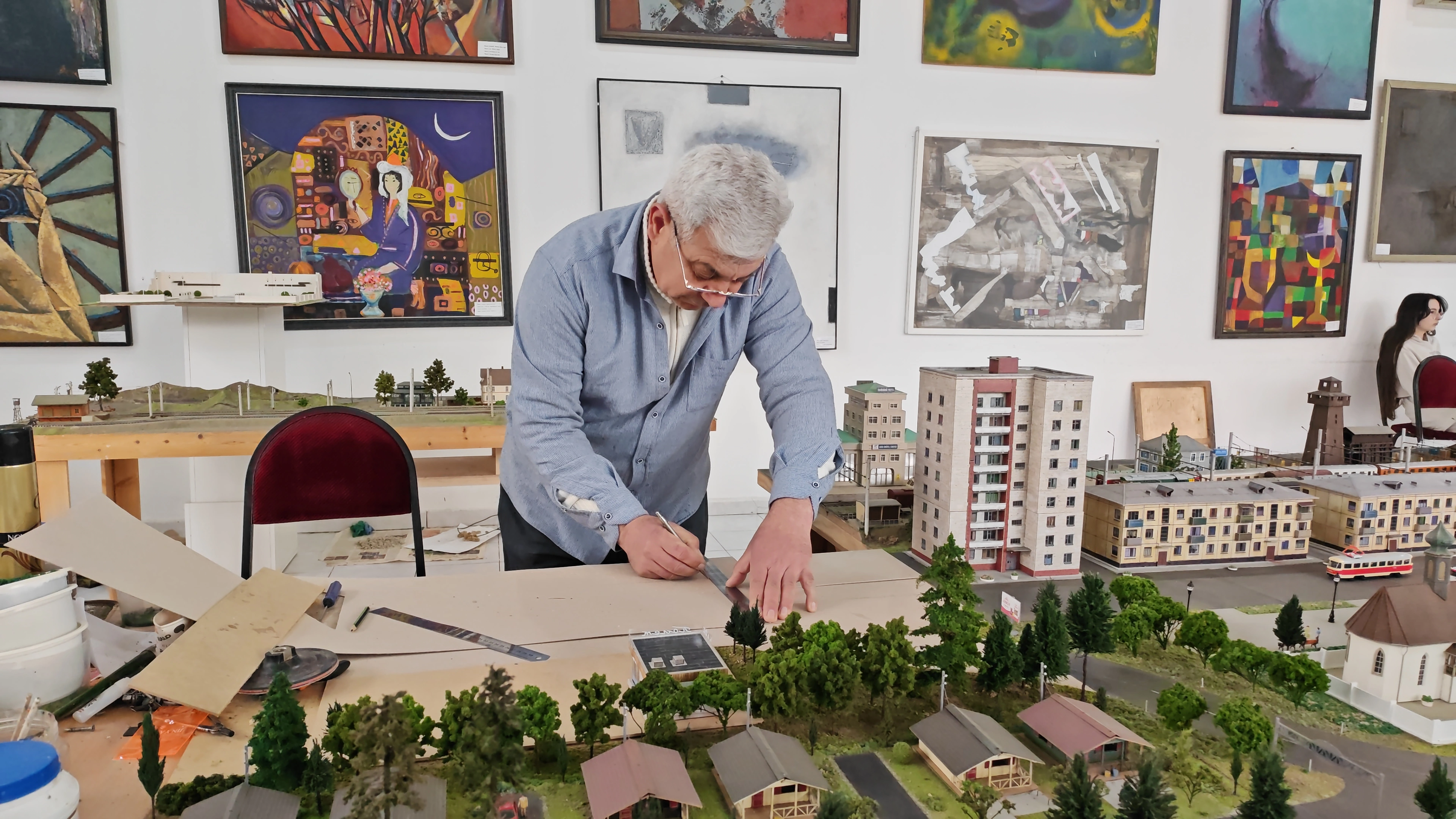 Bərdəli rəssam Qarabağın miniatür dəmir yolu maketini hazırlayır - FOTO