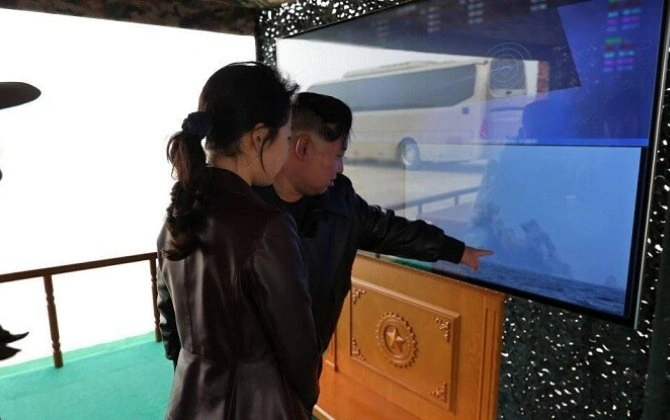 Kim Çen İn qızını da təlimlərə apardı