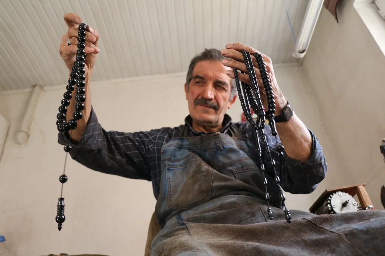 Özəl sifarişlə işləyir, gündə cəmi 7 dənə istehsal edir: Günə 1000 manat qazanır - FOTO
