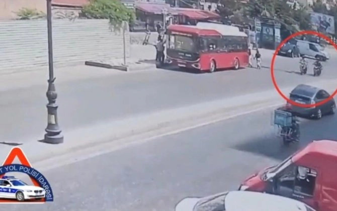 Bakıda iki motosiklet toqquşdu: 22 yaşlı sürücü həlak oldu - VİDEO