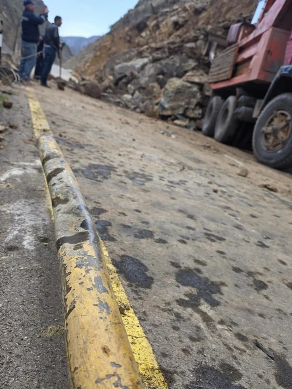 Ordubadda qaya uçqunu nəticəsində 32 ev qazsız qalıb - FOTO