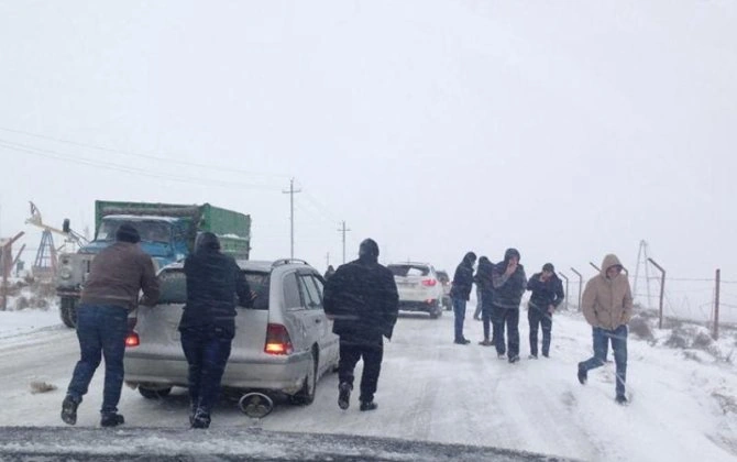 Bu yolu qar "iflic" etdi - VİDEO